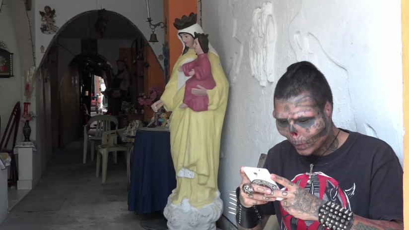 «Soy normal»: Tatuador se corta la nariz y las orejas para parecer una calavera