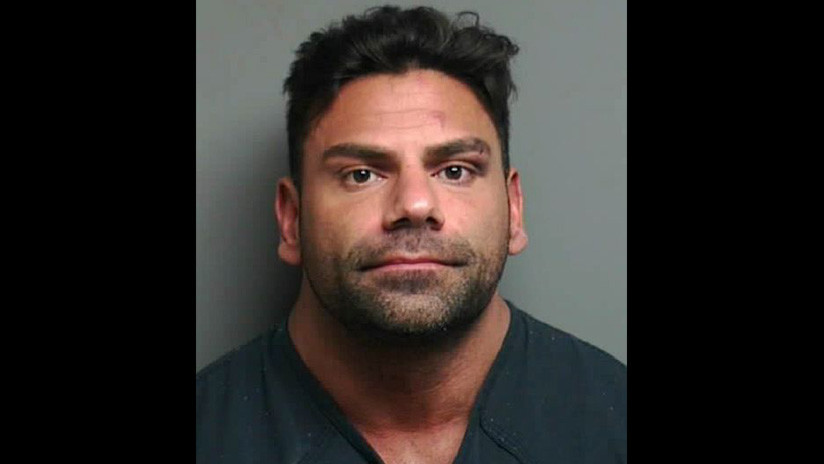 Un fisiculturista golpea 100 veces a su novia, la acuchilla y la deja en coma