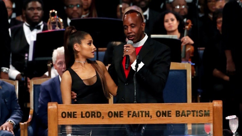 Obispo manosea y se burla de Ariana Grande en funeral de Aretha Franklin