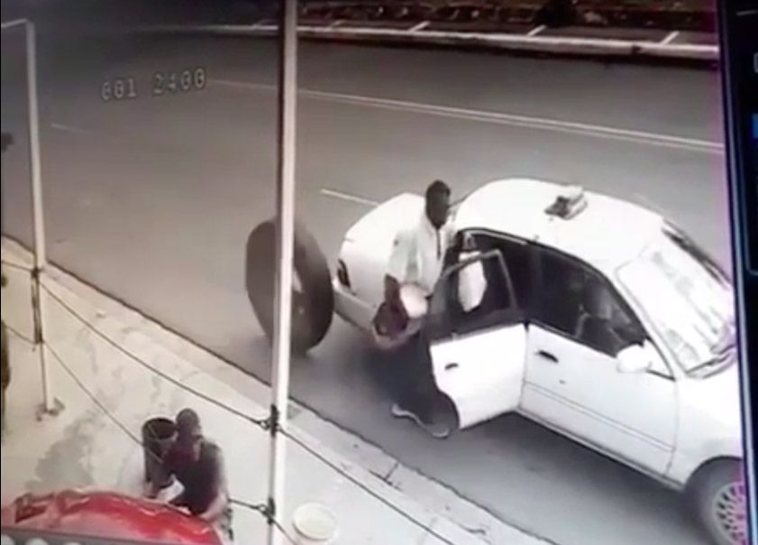 Llanta suelta mata a un hombre que subía a un vehículo en Dominicana
