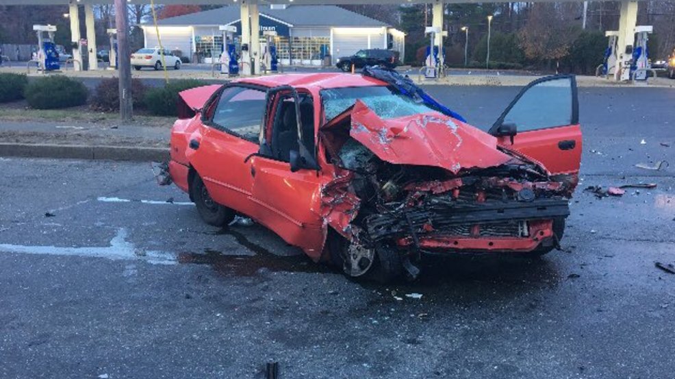 El coche se estrella contra una grúa en Raynham