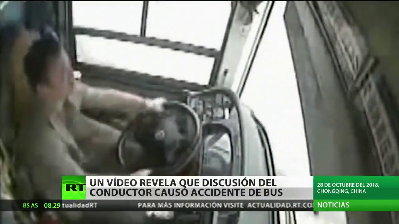 15 muertos: Autobús cae a un río por pelea entre pasajera y chófer