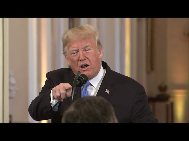 Trump se descontrola al hablar de caravana migrante con reportero hispano