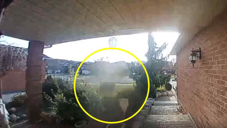 Mujer capta figura fantasmal en el patio de su casa