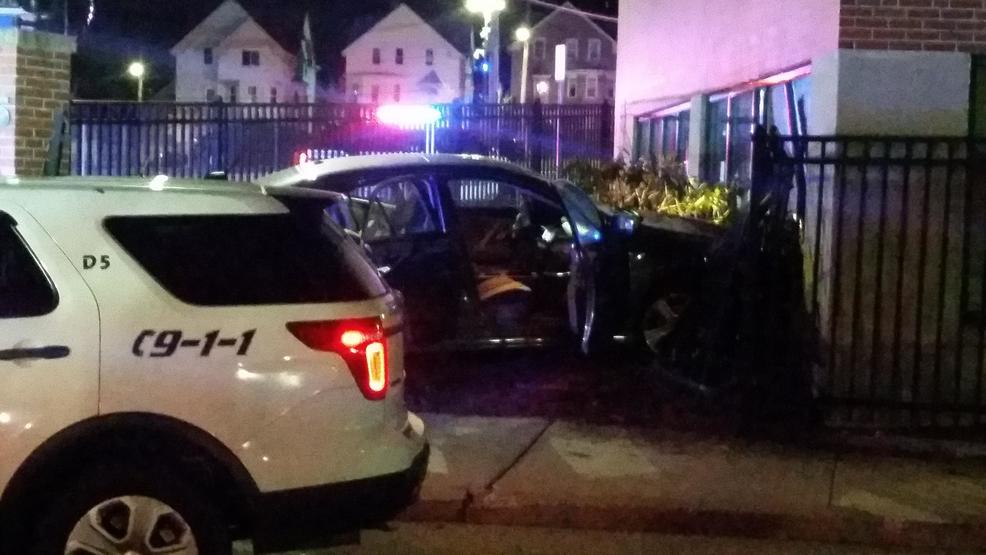 Dos jóvenes asaltantes estrellan auto robado contra edificio de Providence