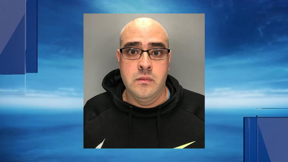 Entrenador de béisbol enfrenta cargos federales por pornografía infantil