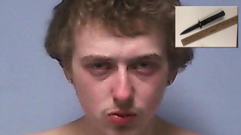 Un hombre amenaza a familia y policías con un cuchillo de 9 pulgadas