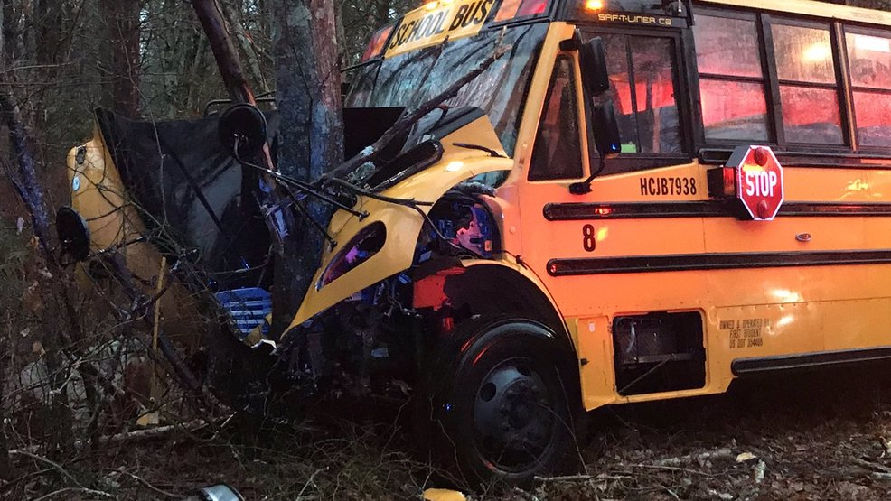 Autobús escolar se estrella contra un árbol con niños a bordo