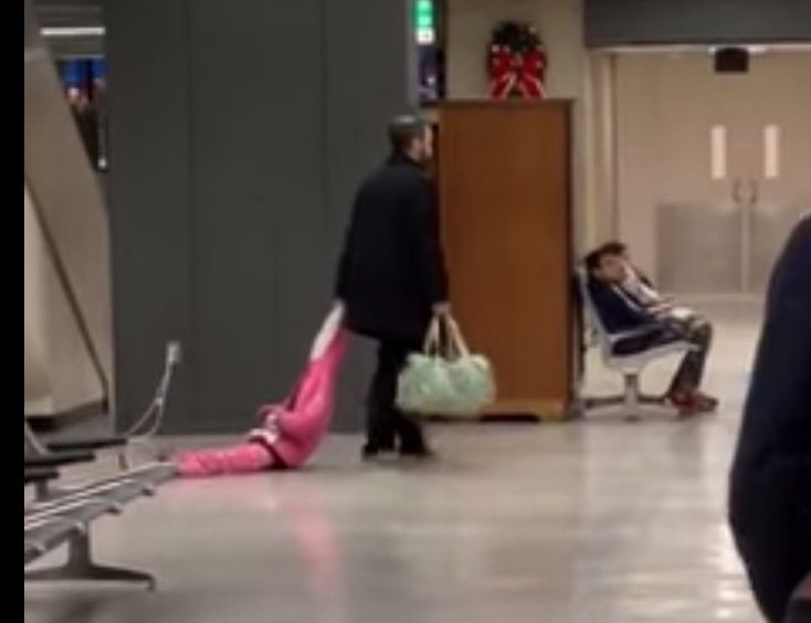 Video: Padre arrastra a su hija por el aeropuerto