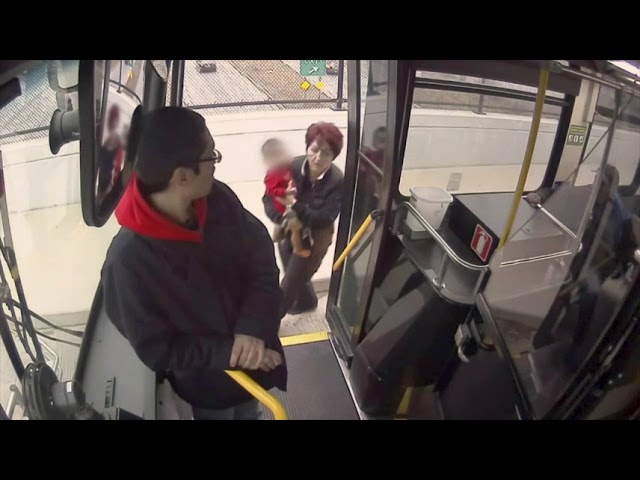 Conductora de autobús rescata a niño que caminaba solo y descalzo en el frío