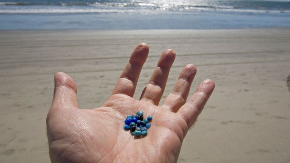 Qué son las lágrimas de sirena, la mayor fuente de contaminación de los océanos