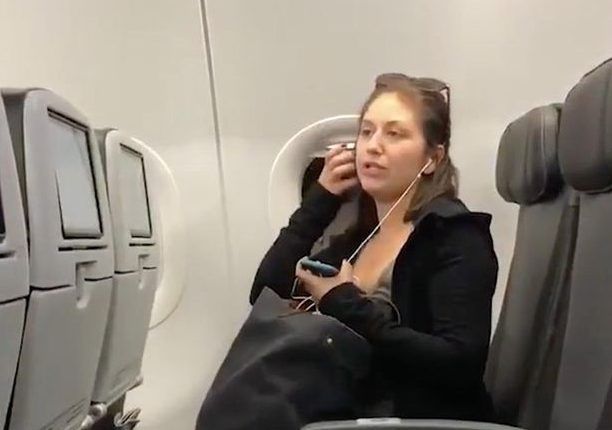 Pasajera de avión escupe a niña de 3 años por no querer sentarse a su lado