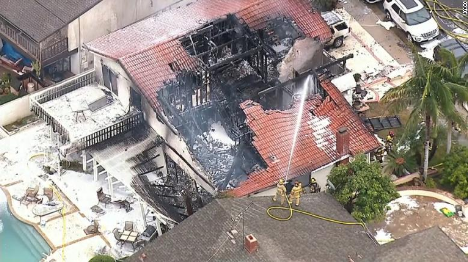 Avión se desploma y mueren cinco personas en California