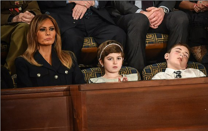 ¿Héroe? Niño Trump se duerme durante discurso del Estado de la Unión
