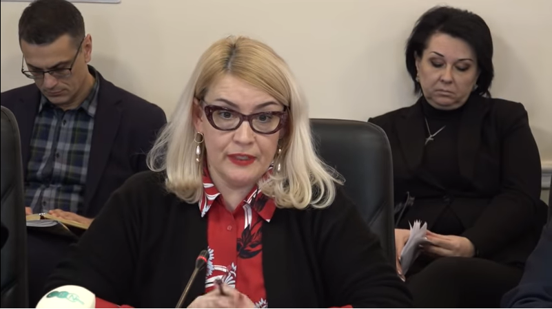 Funcionario es pillado viendo pornografía en plena sesión pública