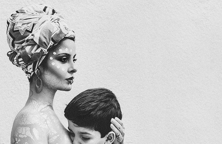 La tildan de “asquerosa” y “pedófila” por amamantar a su hijo de 4 años