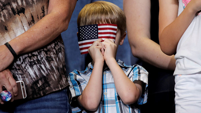 Detienen a niño de once años por «negarse» a honrar la bandera en EEUU