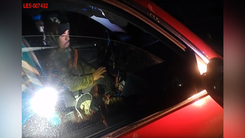 Mujer policía esquiva un disparo y mata a tiros al conductor que la atacó