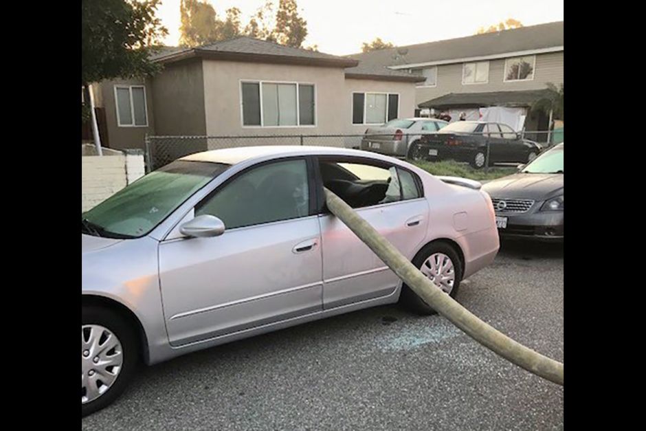 Lo que hacen los bomberos cuando te estacionas frente a un hidrante