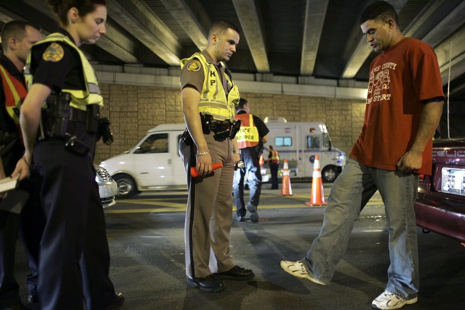 Policía de Kentucky busca voluntarios dispuestos a emborracharse