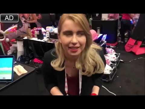 Prueba vibrador en plena «feria sexual» y vive un orgasmo frente a todos