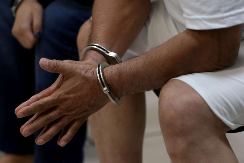 Asesora hispana se cansa de masturbación de presos y demanda al Estado
