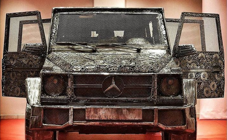 Artistas construyen increíble auto con material chatarra, ¿funciona?