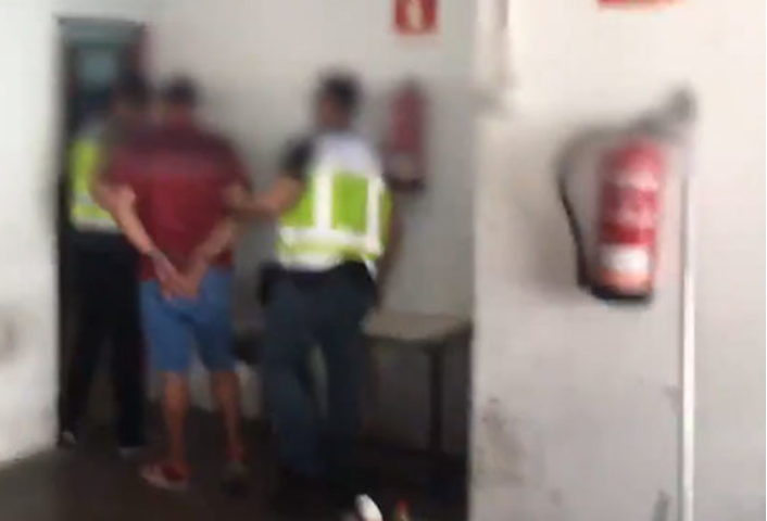 Detienen a pareja por estrangular y quemar a un indigente sin piernas