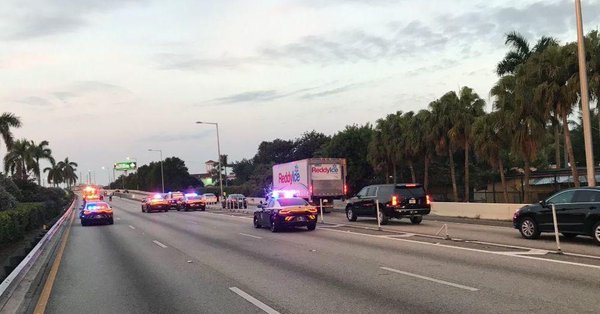 Mujer cae de la ventanilla de un auto y es arrollada en autopista
