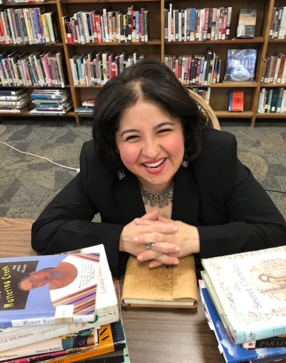 Escritora latina recibe un premio por $25,000 de la RI Foundation