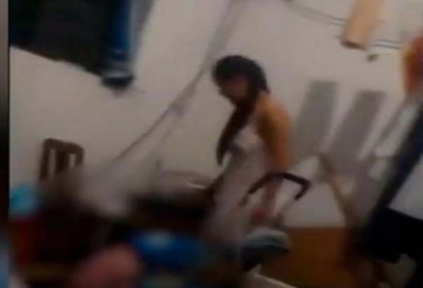 Madre patea a su bebé como si fuera un balón