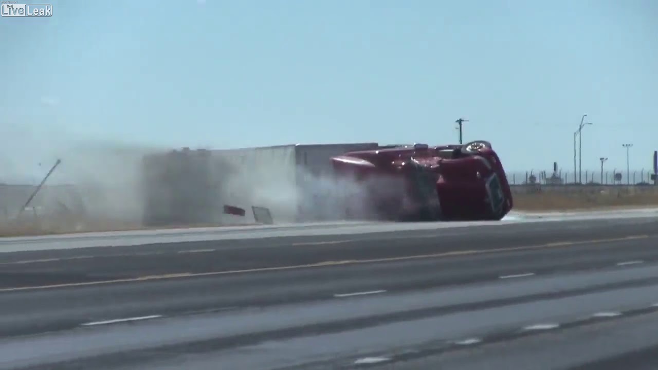 El momento en que el viento derriba un camión en Texas