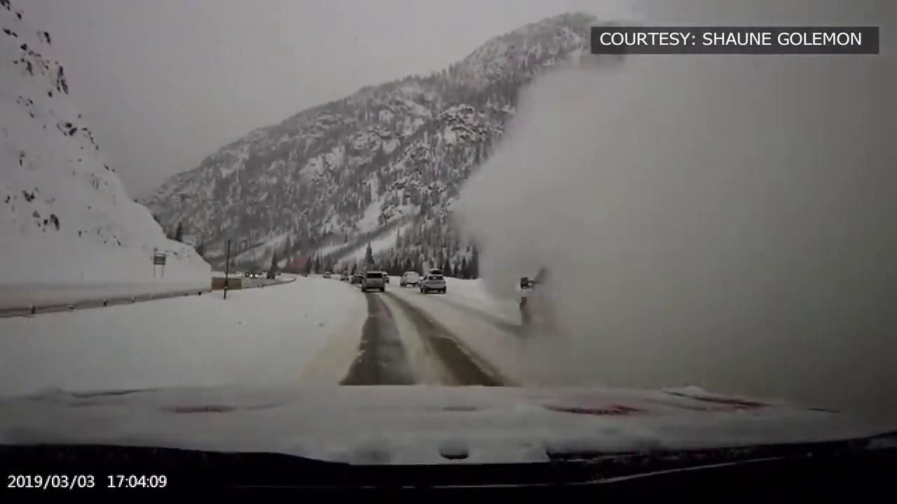 Impresionante video de la avalancha que sepultó autos en una autopista