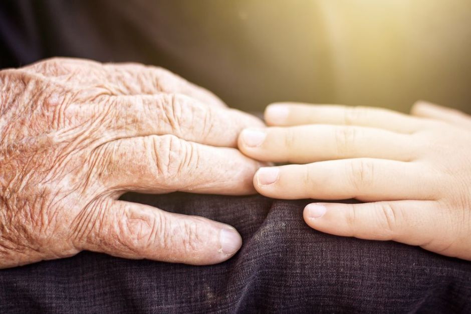 Graba el momento en el que su abuelo abusa de su pequeña hermana