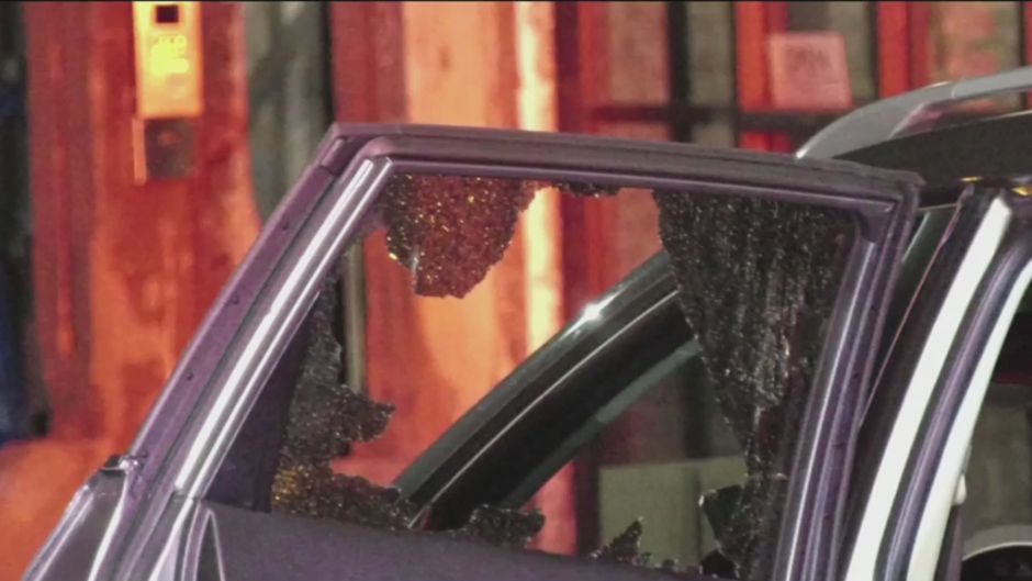 Señalan a marido celoso por asesinato de latino llevando ramo de flores