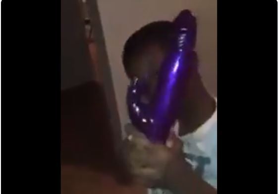 Niño confunde vibrador con espada láser y se vuelve viral