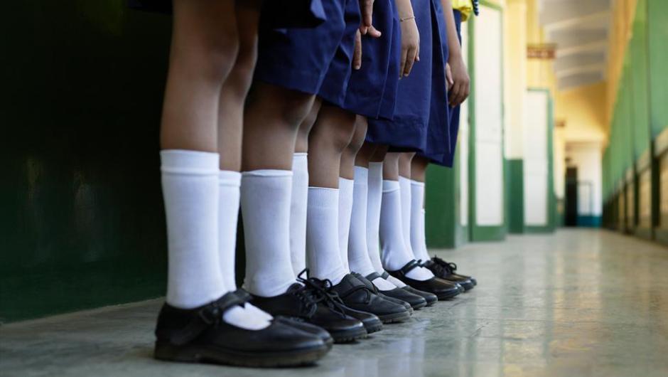 Niñas acusan a su escuela de obligarles a vestir falda y ganan el juicio