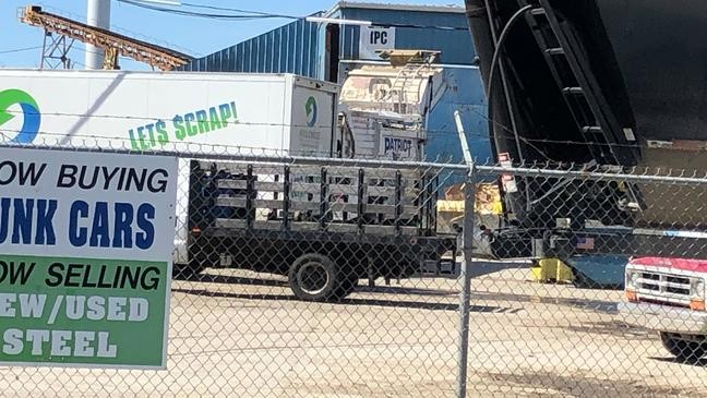 Hallan un cadáver en empresa de reciclaje en Johnston
