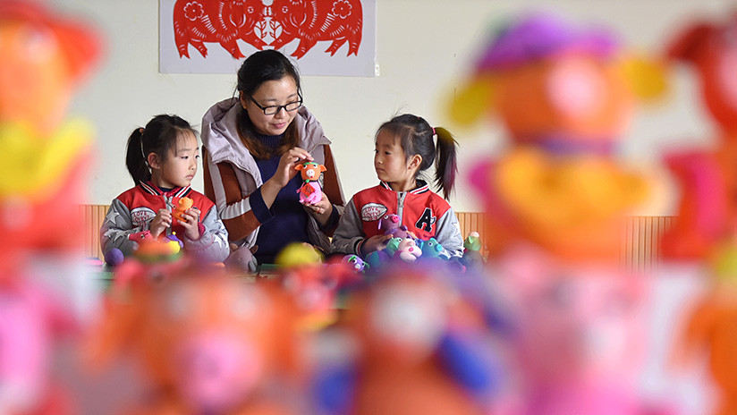 Maestra de kinder envenena a más de 20 niños para vengarse de una compañera