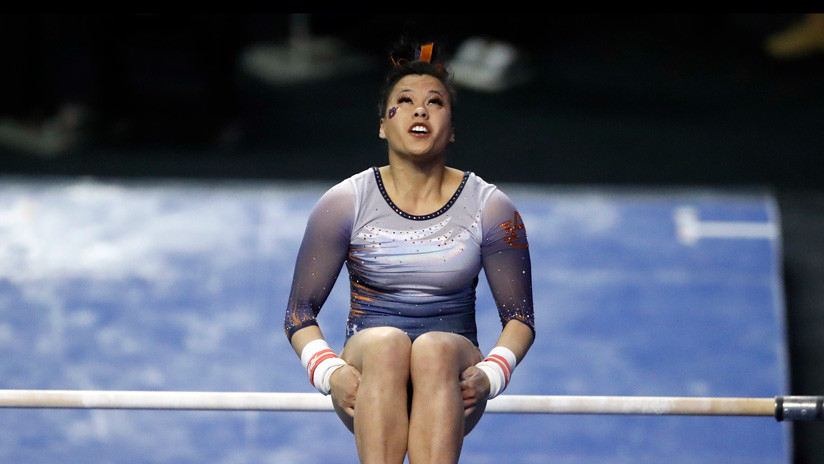 ¡Terrible! Gimnasta se rompe las dos piernas en plena competición