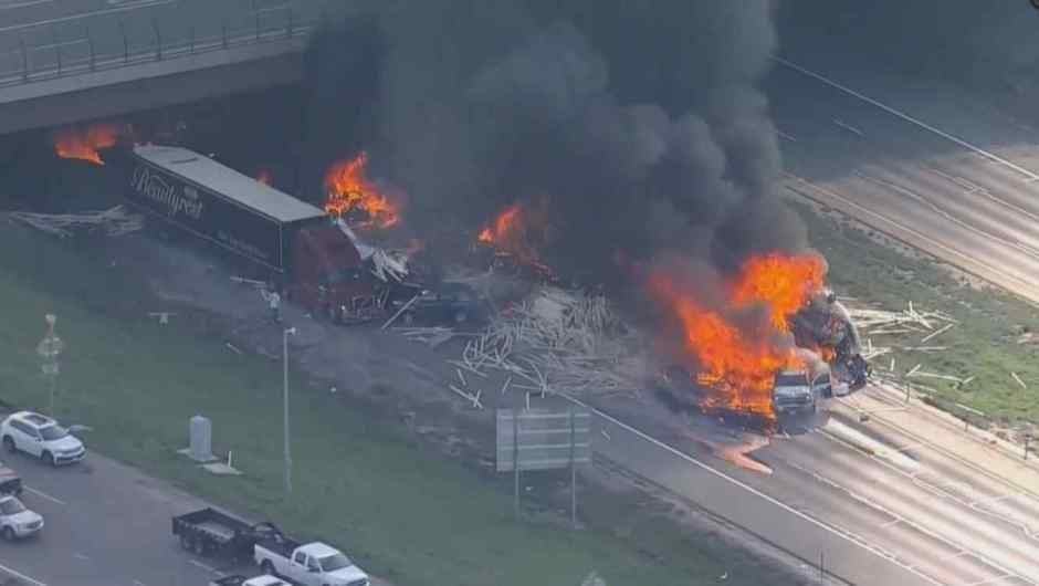 Aparatoso accidente involucró a tres camiones y 25 vehículos en Colorado