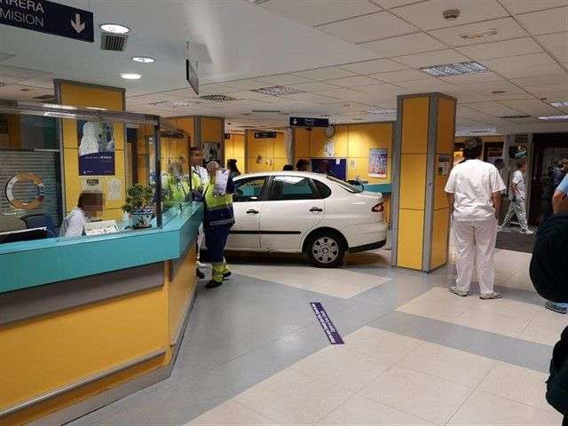 Estrella su auto en urgencias porque le dijeron que su familiar tenía que esperar
