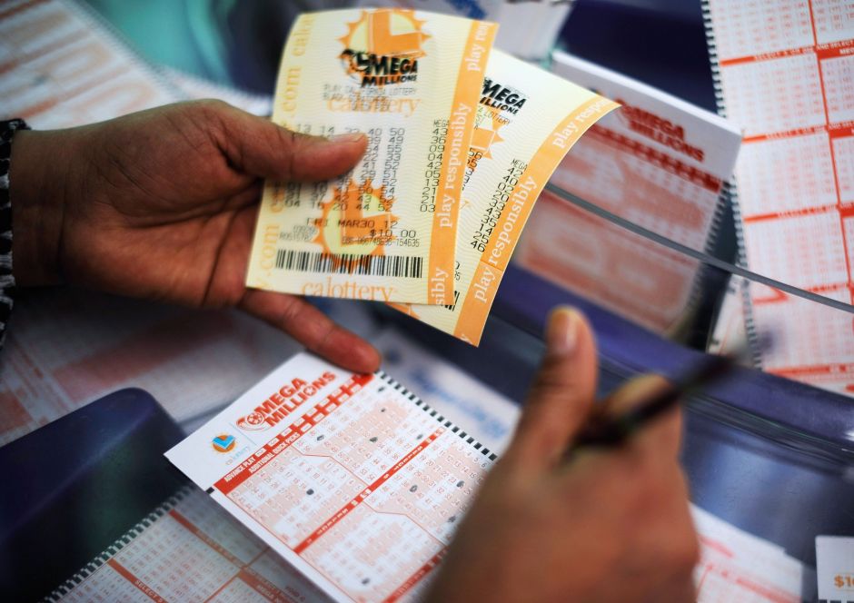 Abuelo le regala a su nieta premio de lotería que durará toda la vida
