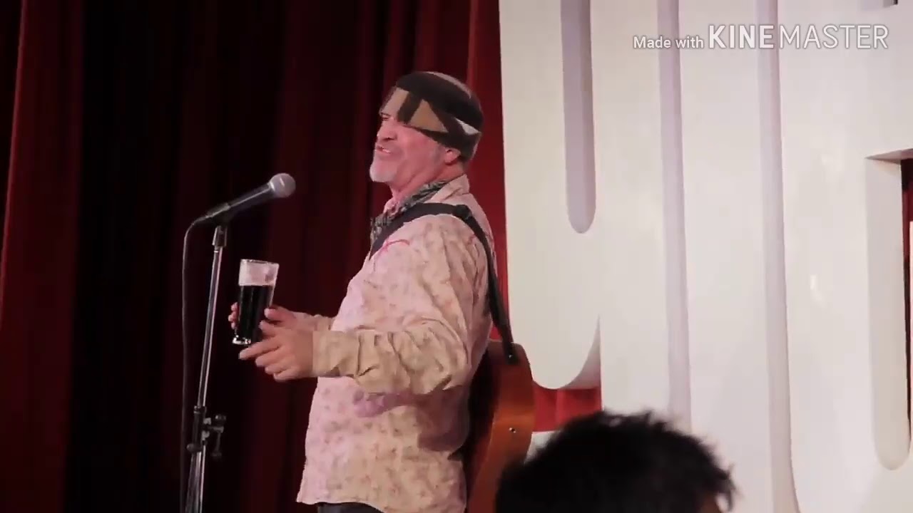 Comediante muere en pleno escenario cuando bromeaba sobre tener un derrame