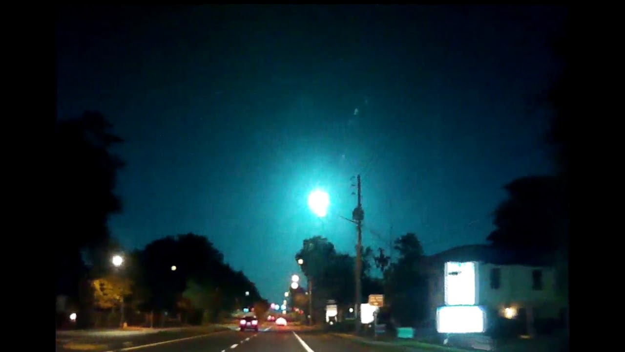 Videos del meteoro que ardió en un azul verdoso en el cielo de Florida
