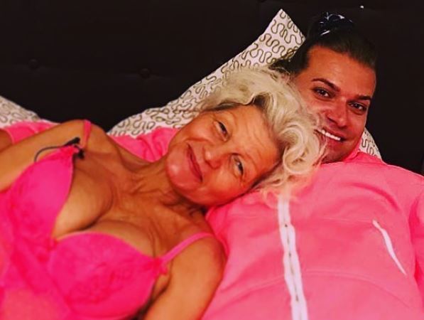 Se casa con mujer 32 años mayor y le paga cirugías de rejuvenecimiento