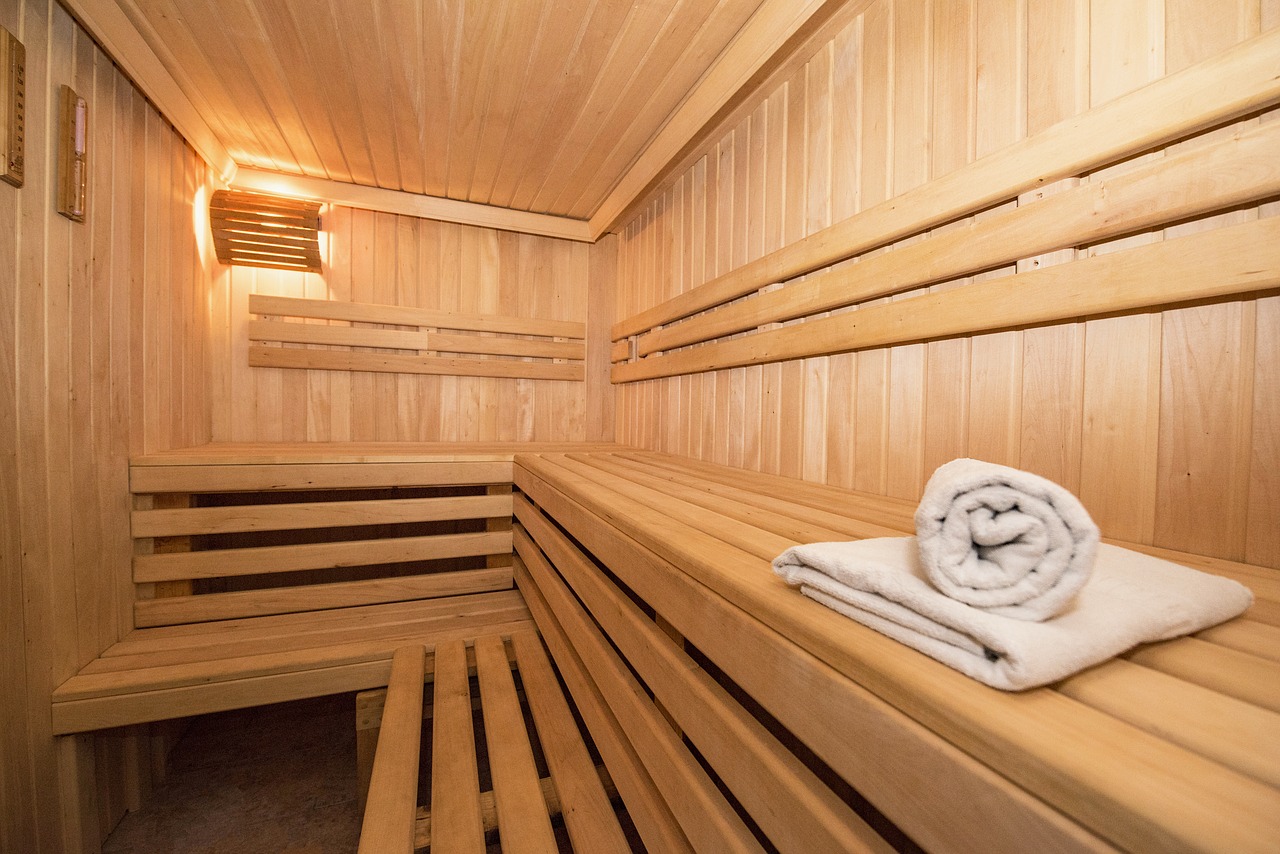 Policía captura a un fugitivo estando ambos desnudos en el sauna