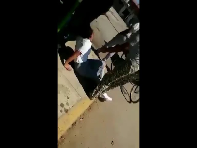 Sujeto arrastra de los cabellos a su hija por no asistir a la escuela