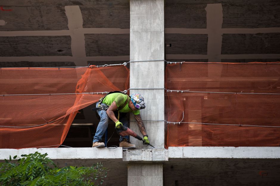 Latinos y mujeres, los más golpeados por muertes y accidentes en el trabajo