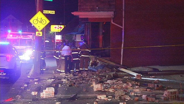 Auto se estrella contra restaurante en Providence; el conductor escapó